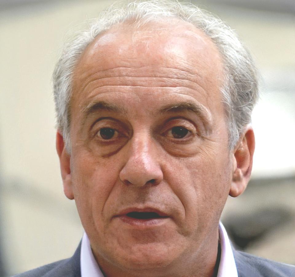 Casper Thorsen reviewing financial models with participants